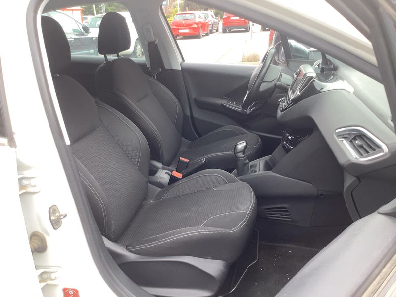 Peugeot 208 1.2 PureTech Allure 2017 – снимка 16