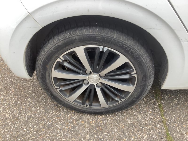 Peugeot 208 1.2 PureTech Allure 2017 – снимка 9