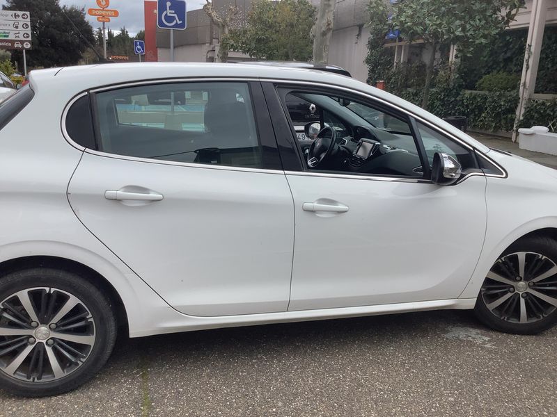 Peugeot 208 1.2 PureTech Allure 2017 – снимка 10