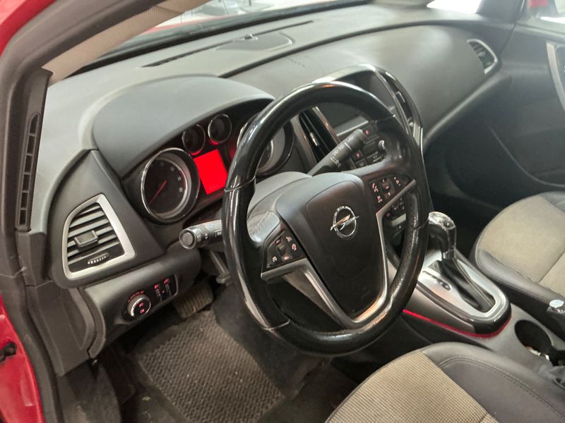 Opel Astra 1.4 Turbo Cosmo 2012 – снимка 33