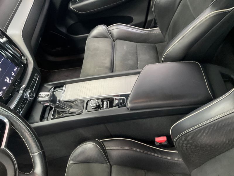 Volvo XC60 2.0 D4 R-Design 2WD 2018 – снимка 28