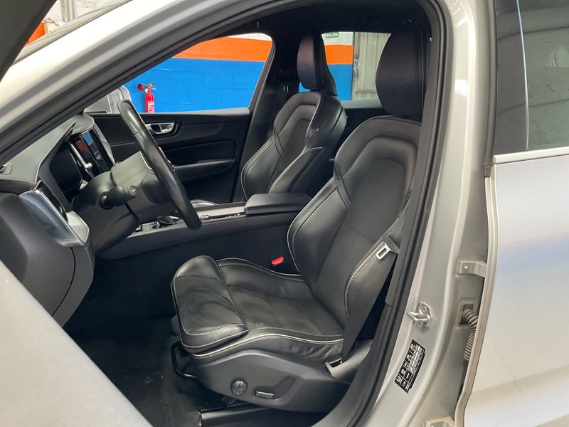 Volvo XC60 2.0 D4 R-Design 2WD 2018 – снимка 25