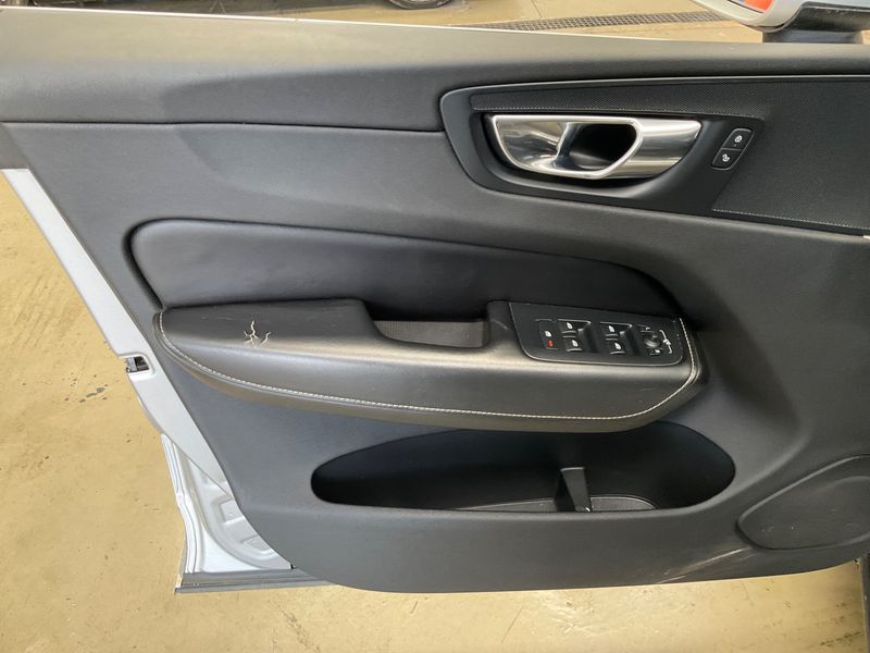 Volvo XC60 2.0 D4 R-Design 2WD 2018 – снимка 27