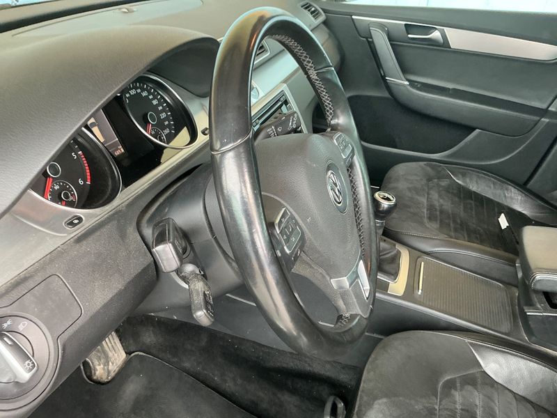 Volkswagen Passat 2.0 TDI Highline BlueMotion Tech 2011 – снимка 32