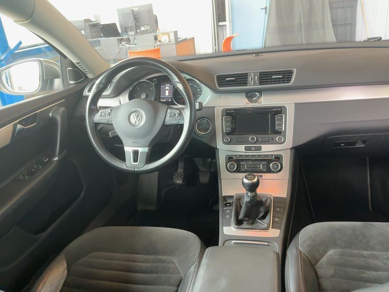 Volkswagen Passat 2.0 TDI Highline BlueMotion Tech 2011 – снимка 12