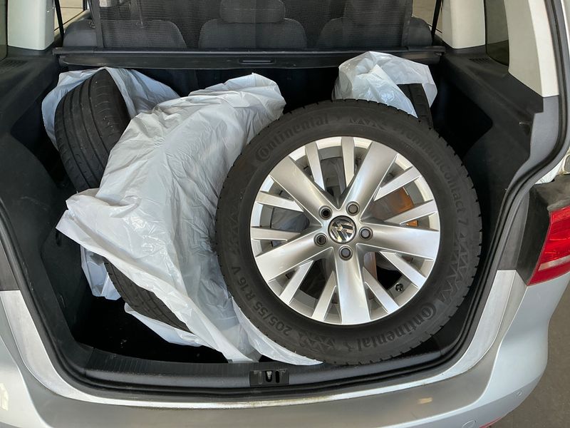 Volkswagen Touran 1.6 TDI Life BlueMotion Tech 2013 – снимка 15