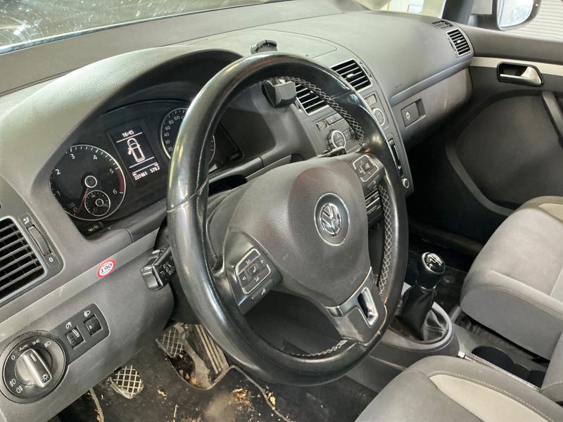 Volkswagen Touran 1.6 TDI Life BlueMotion Tech 2013 – снимка 29