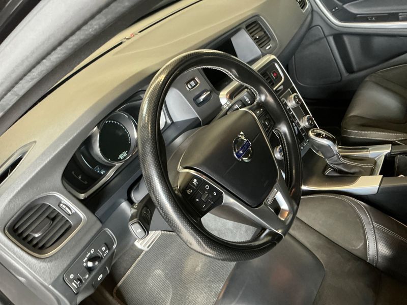Volvo V60 2.0 D5 Momentum 2015 – снимка 30