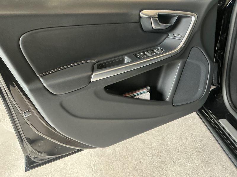 Volvo V60 2.0 D5 Momentum 2015 – снимка 28