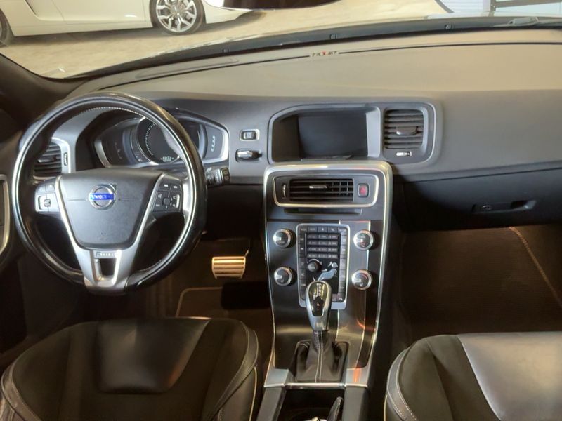Volvo V60 2.0 D5 Momentum 2015 – снимка 18