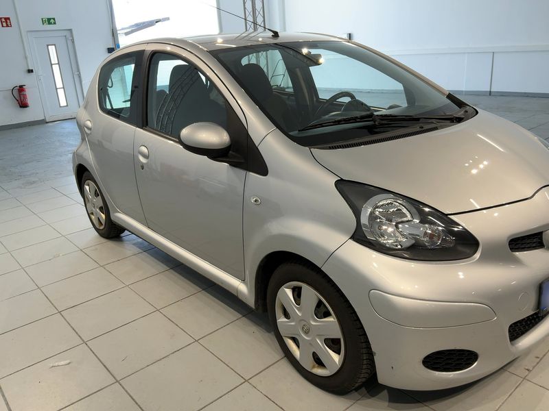 Toyota Aygo 1.0 Cool 2010 – снимка 12