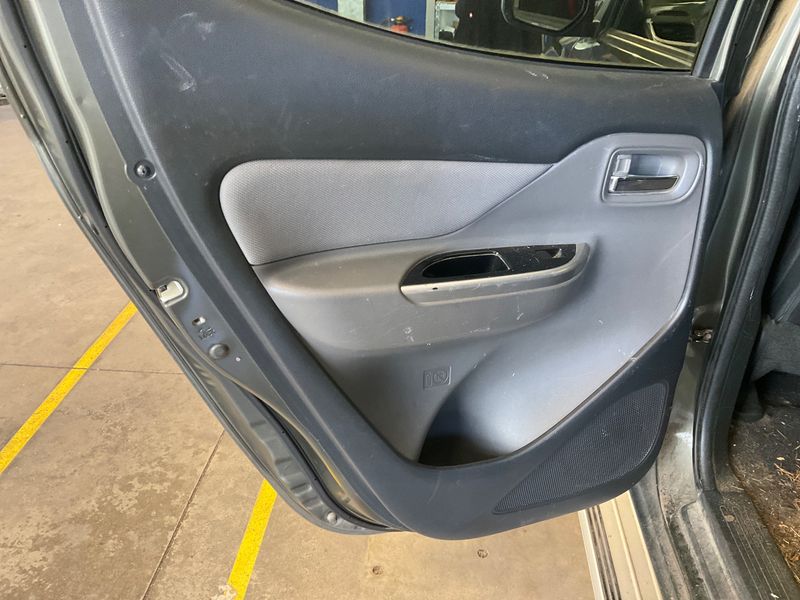 Mitsubishi L 200 2.4 DI-D Plus Doppelkabine 4WD 2019 – снимка 29