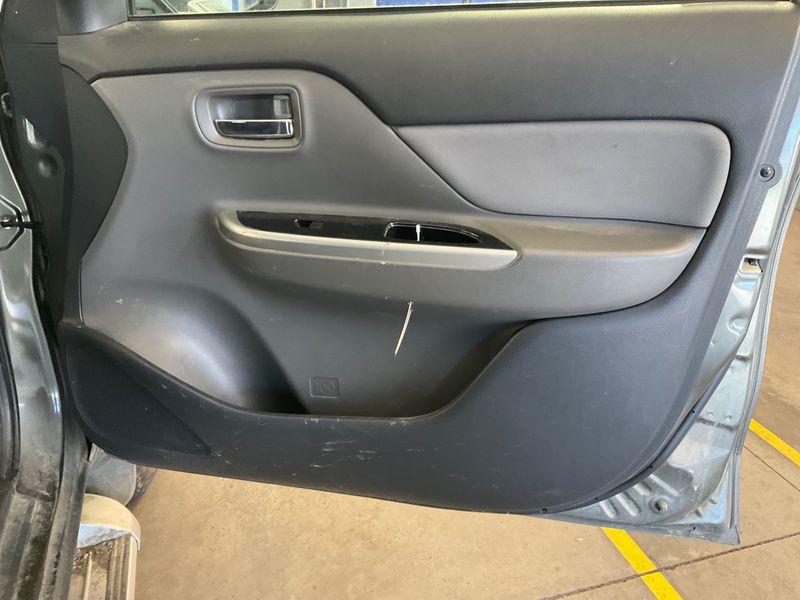 Mitsubishi L 200 2.4 DI-D Plus Doppelkabine 4WD 2019 – снимка 36