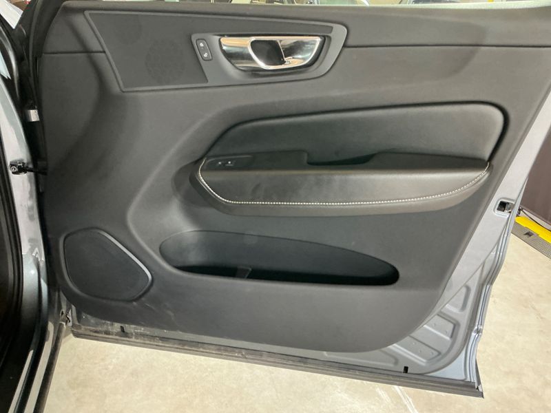 Volvo XC60 2.0 T8 Plug-in Hybrid R-Design AWD 2018 – снимка 24