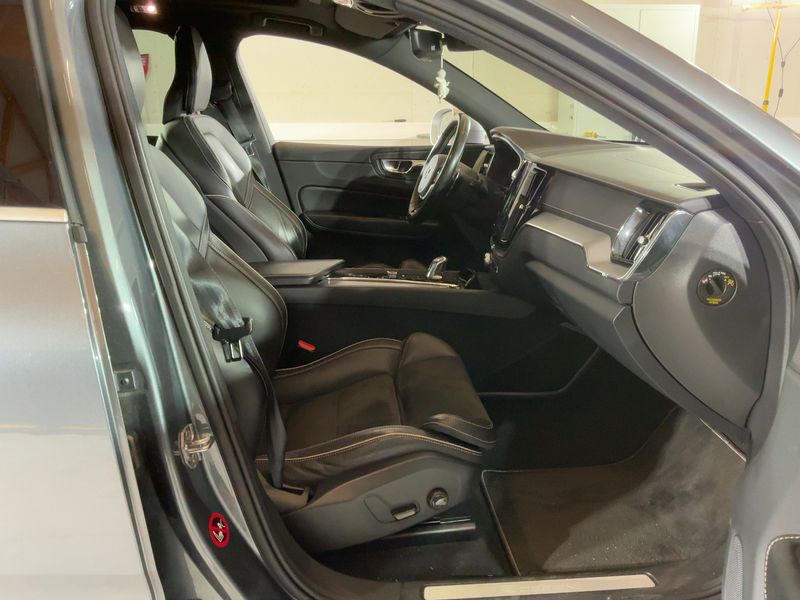 Volvo XC60 2.0 T8 Plug-in Hybrid R-Design AWD 2018 – снимка 17