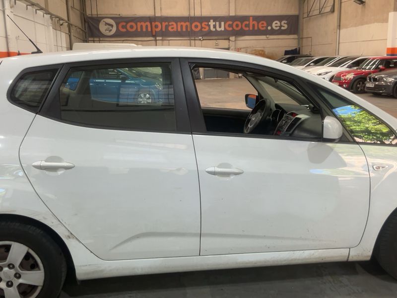 Kia Venga 1.4 CRDi Drive 2011 – снимка 10