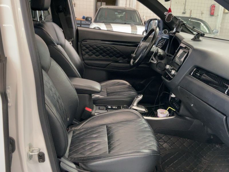 Mitsubishi Outlander 2.4 PHEV Instyle 4WD 2019 – снимка 16