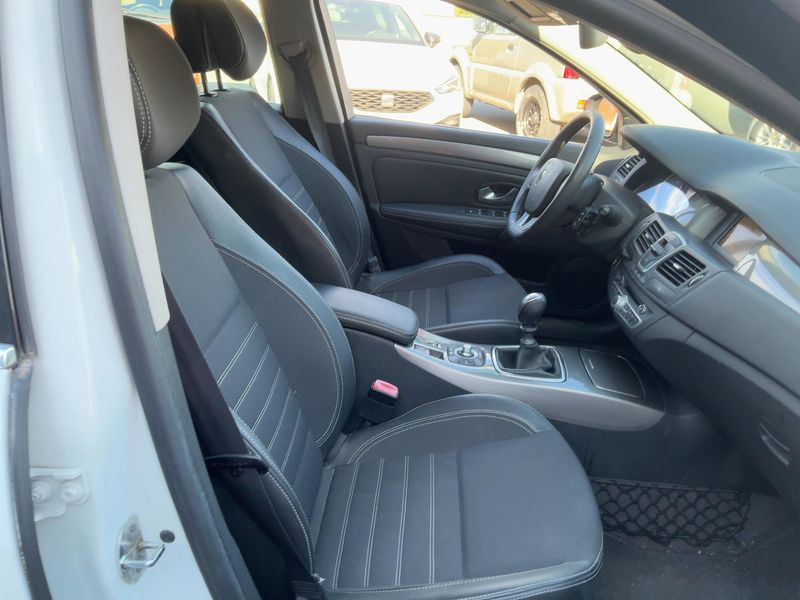 Renault Laguna 2.0 dCi Dynamique TomTom 2011 – снимка 16
