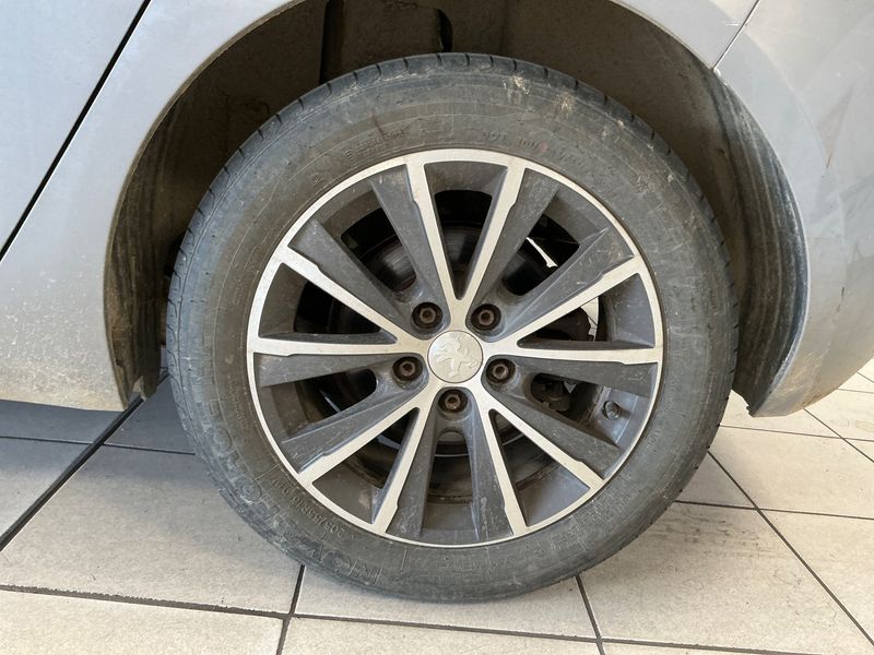 Peugeot 308 1.2 e-THP Allure 2015 – снимка 5