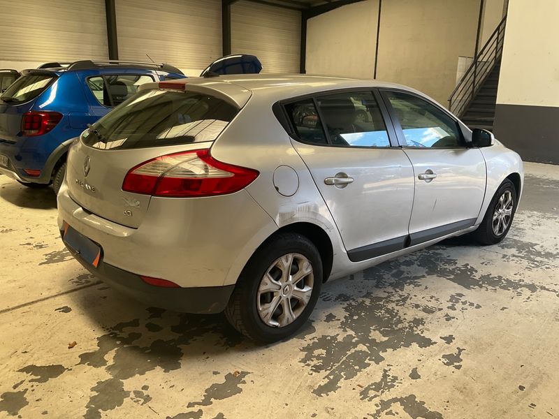 Renault Megane 1.5 dCi Carminat TomTom 2010 – снимка 2