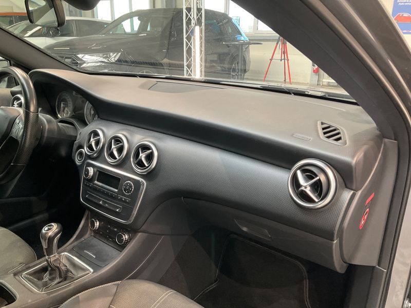 Mercedes-Benz A-Klasse A 180 BlueEfficiency Urban 2012 – снимка 22