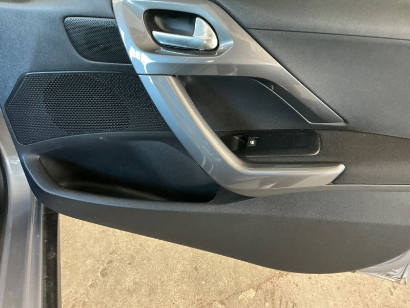Peugeot 2008 1.2 PureTech Active 2017 – снимка 23