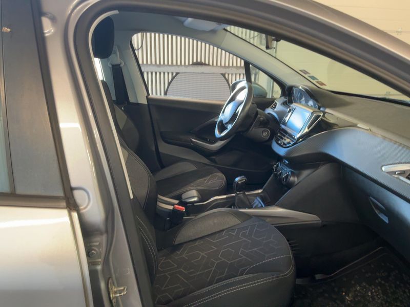 Peugeot 2008 1.2 PureTech Active 2017 – снимка 17