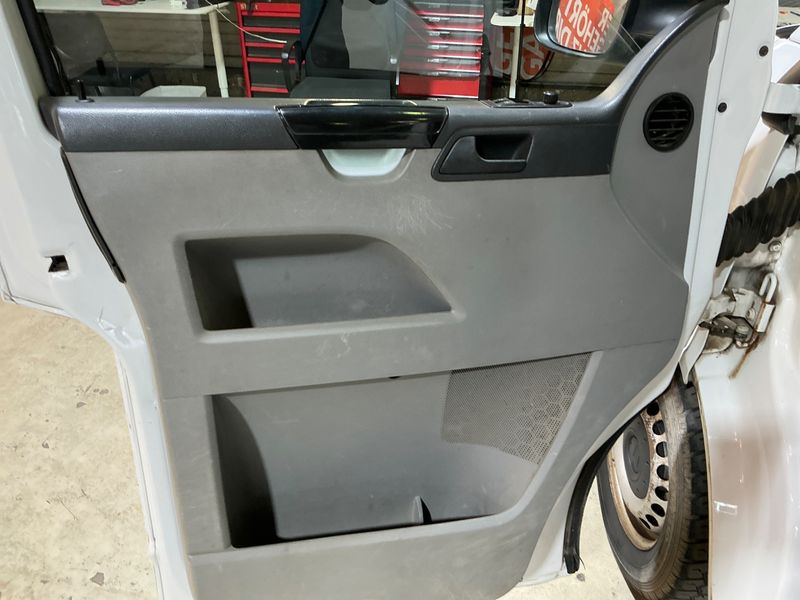 Volkswagen T5 Kombi 2.0 TDI 2012 – снимка 25