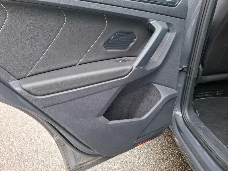 Volkswagen Tiguan 2.0 TDI R-Line 2022 – снимка 47