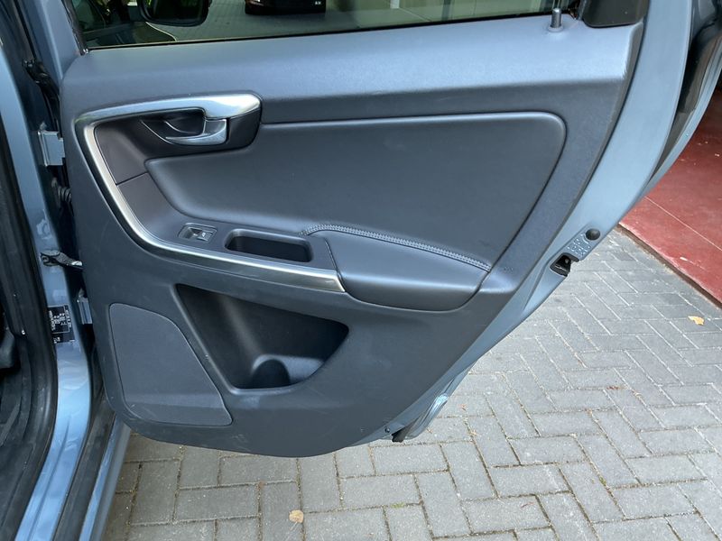 Volvo XC60 2.0 D3 Kinetic 2WD 2016 – снимка 40