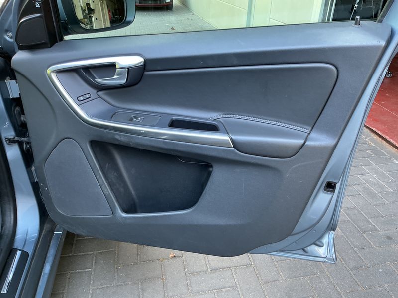 Volvo XC60 2.0 D3 Kinetic 2WD 2016 – снимка 36