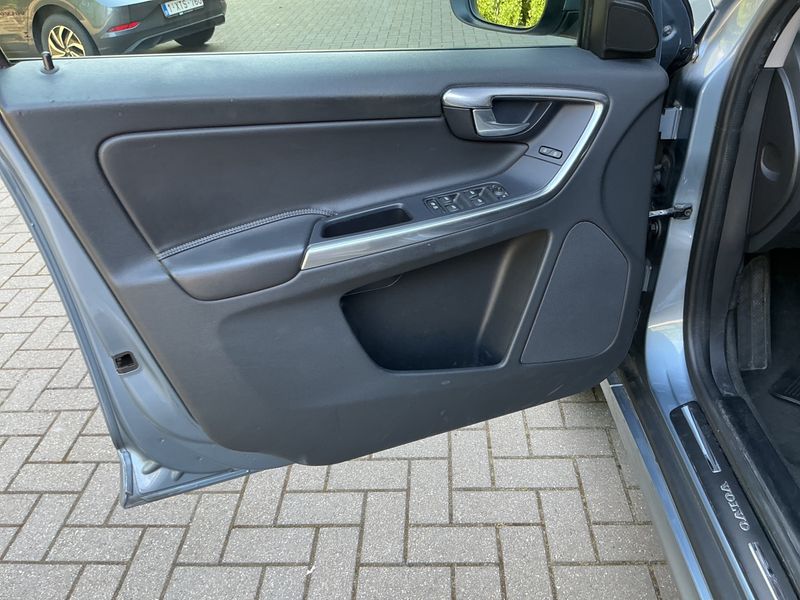 Volvo XC60 2.0 D3 Kinetic 2WD 2016 – снимка 35