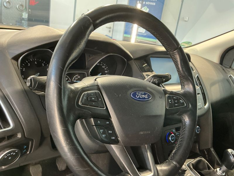 Ford Focus 1.0 EcoBoost Business 2015 – снимка 24