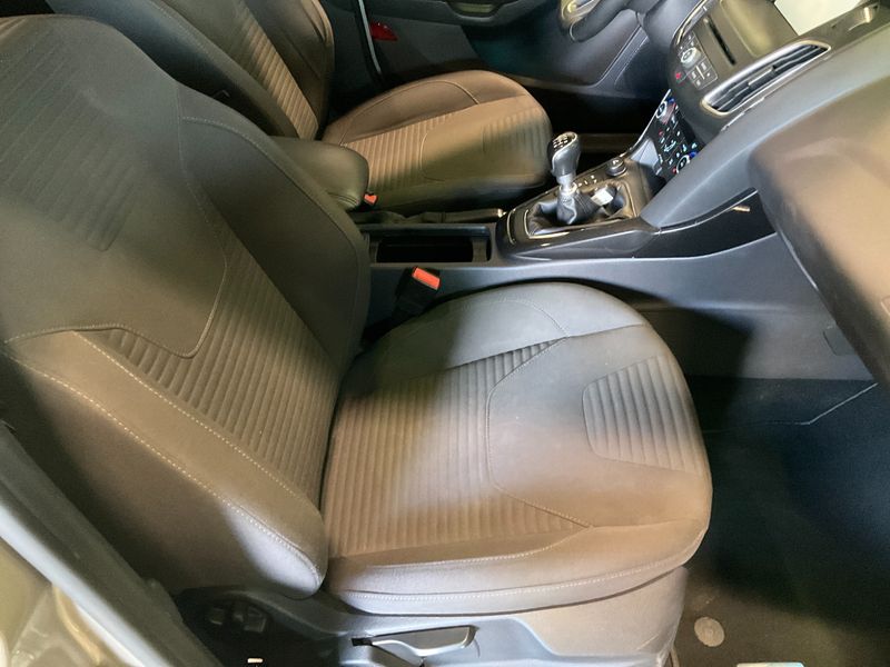 Ford Focus 1.0 EcoBoost Business 2015 – снимка 16