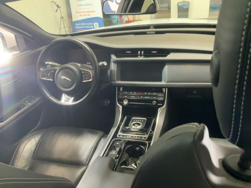 Jaguar XF 25d R-Sport AWD 2018 – снимка 17
