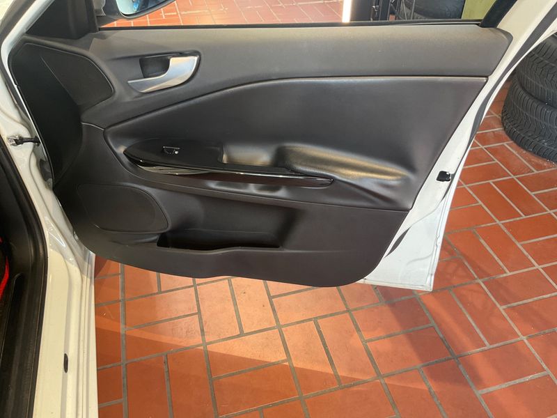 Alfa Romeo Giulietta 1.8 Turbo Quadrifoglio Verde 2010 – снимка 32