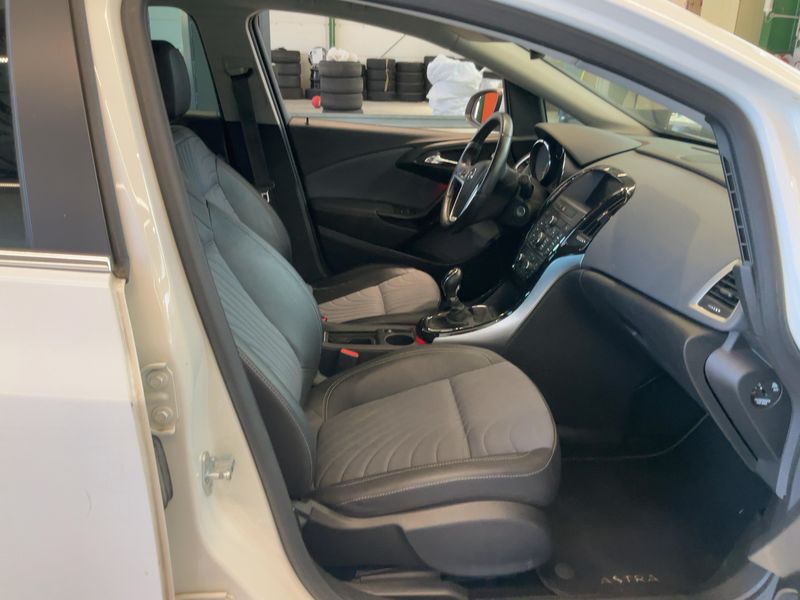 Opel Astra 1.4 Turbo Exklusiv 2015 – снимка 16