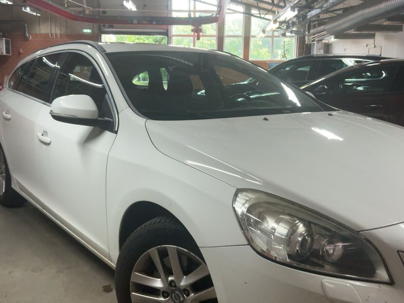 Volvo V60 2.4 D5 Momentum 2011 – снимка 12