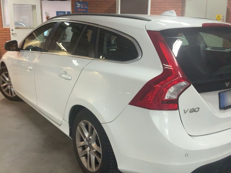 Volvo V60 2.4 D5 Momentum 2011 – снимка 6