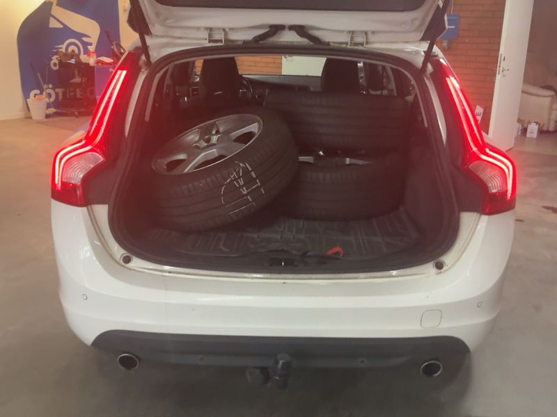 Volvo V60 2.4 D5 Momentum 2011 – снимка 16