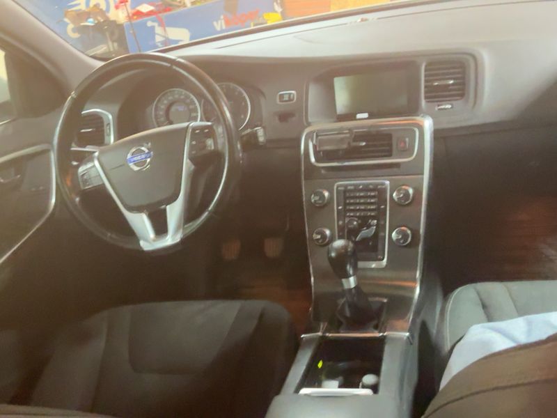 Volvo V60 2.4 D5 Momentum 2011 – снимка 18