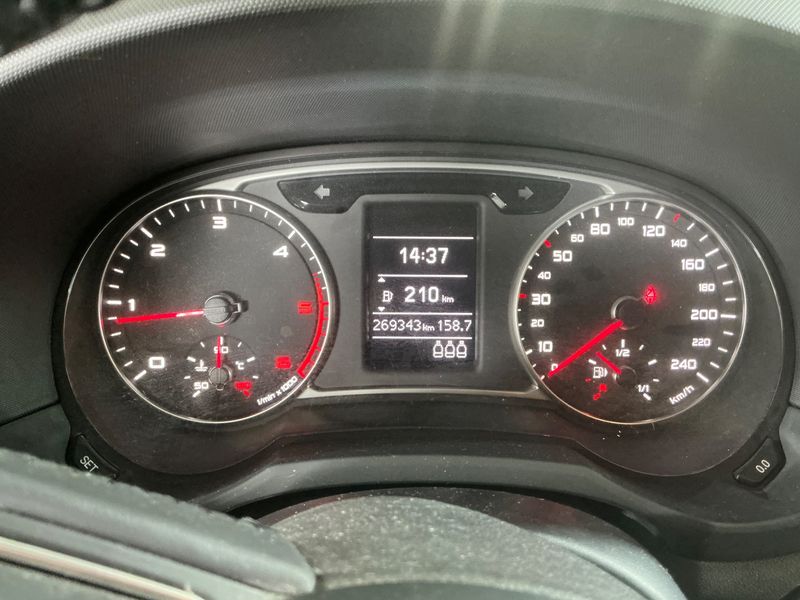 Audi A1 Sportback 1.6 TDI Ambition 2014 – снимка 18