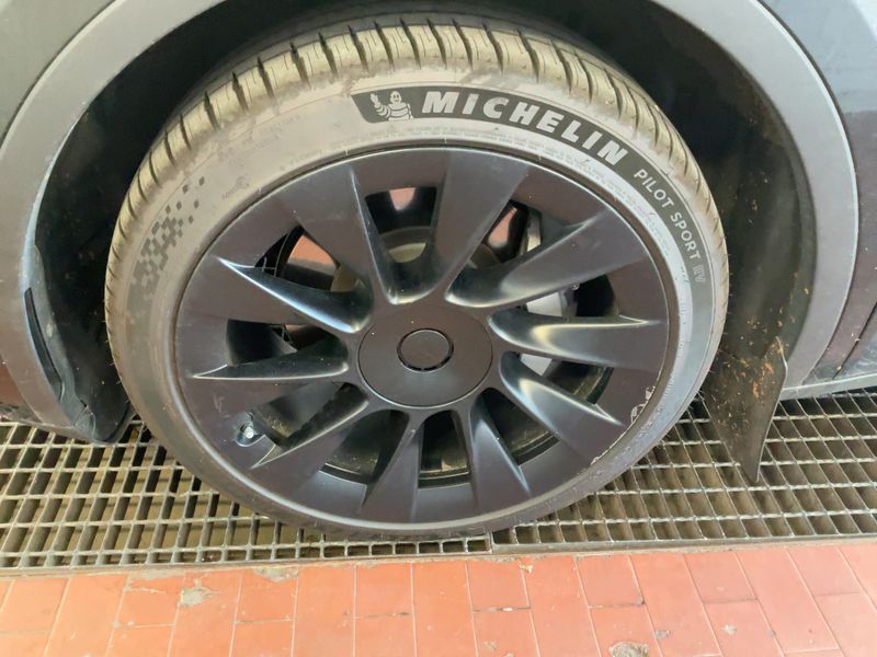 Tesla Model Y Standard Range 2023 – снимка 3