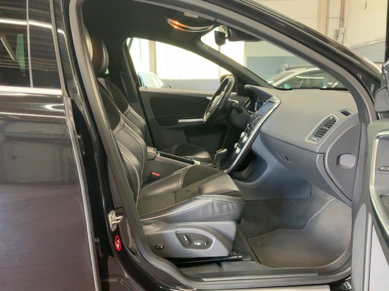 Volvo XC60 2.4 D5 Momentum AWD 2017 – снимка 17