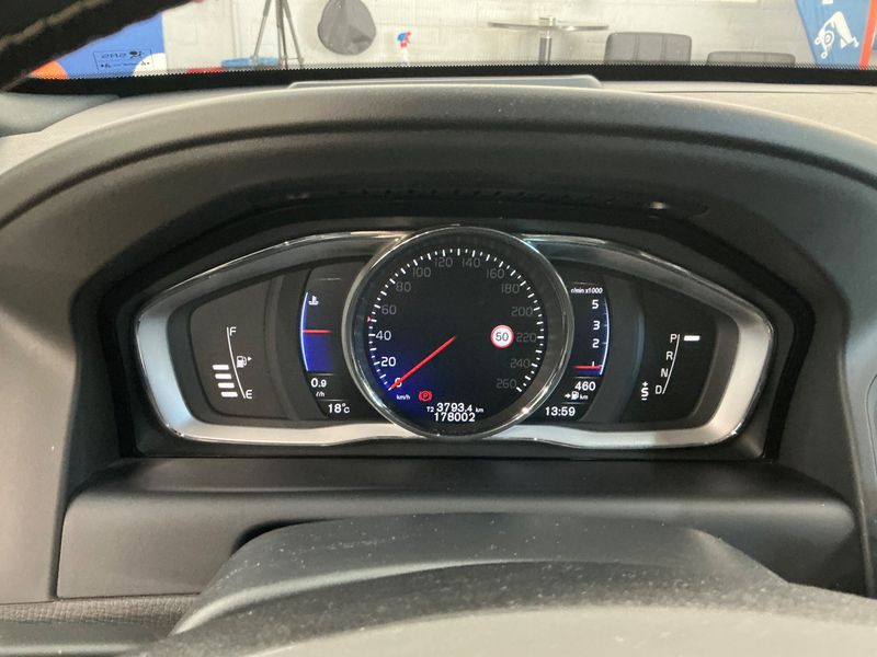 Volvo XC60 2.4 D5 Momentum AWD 2017 – снимка 19