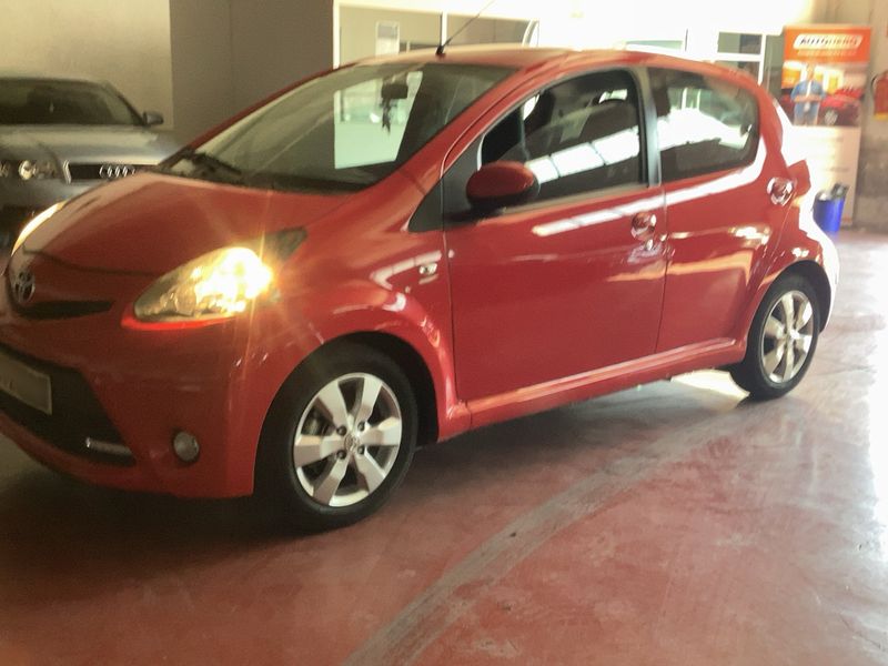 Toyota Aygo 1.0 City 2013 – снимка 2