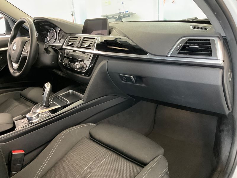 BMW 3er 320i Sport Line 2019 – снимка 28