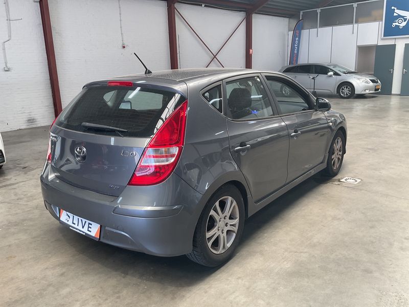 Hyundai i30 1.4 Comfort 2011 – снимка 2
