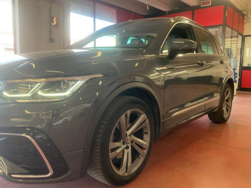 Volkswagen Tiguan 2.0 TDI R-Line 4Motion 2021 – снимка 2