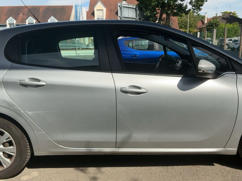 Peugeot 208 1.6 Blue-HDi Active Auto Ecole 2015 – снимка 10